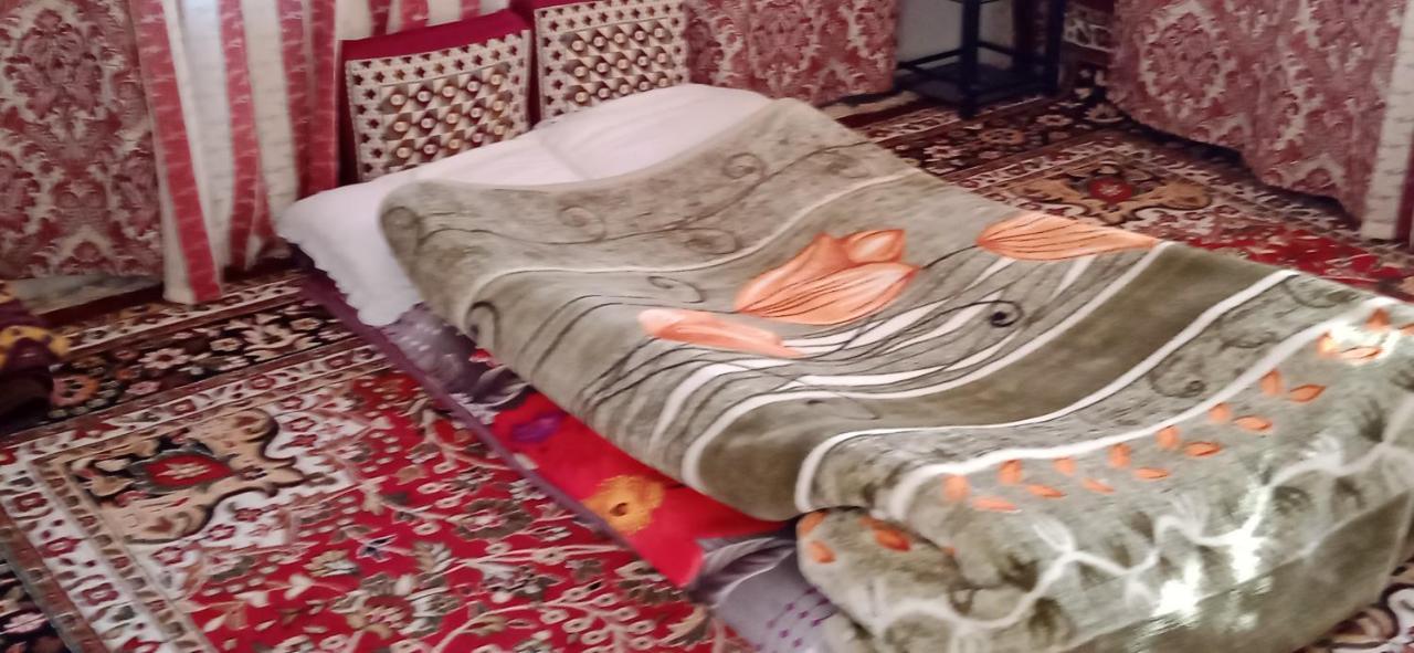 Bed and Breakfast Mir Manzil à Srīnagar Extérieur photo